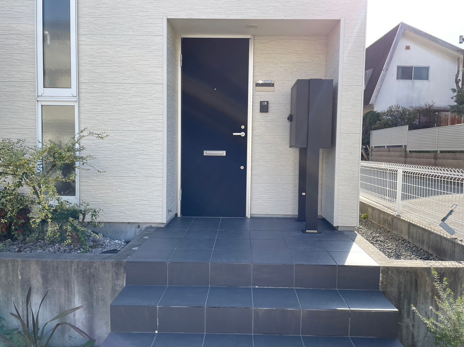 【堺市】戸建て　玄関扉シート貼り工事